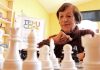 Jugada maestra: Carmen, de 91 años, inspira a compañeros y el ajedrez es ahora clave del envejecimiento activo en Temuco