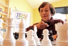 Jugada maestra: Carmen, de 91 años, inspira a compañeros y el ajedrez es ahora clave del envejecimiento activo en Temuco