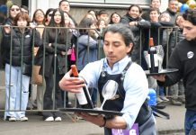 Copas, bandejas, camas y destreza: Temuco celebró su clásica Corrida de Garzones y Garzonas y agregó nueva competencia