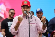En un mensaje publicado en su red social, Truth Social, el presidente de los Estados Unidos, Donald Trump, confirmó que Nicolás Maduro y su esposa, Cilia Flores, fueron capturados y se encuentran fuera de Venezuela.